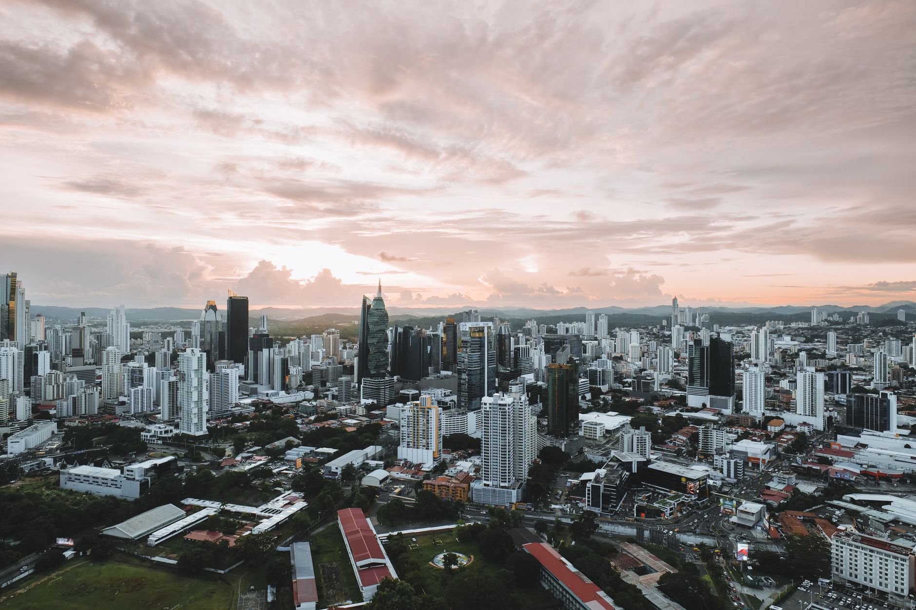 Protección Contra Incendios en Edificios de Gran Altura y Centros Comerciales en Panamá: Guía NFPA 14/20 2026 - Seguridad Contra Incendios