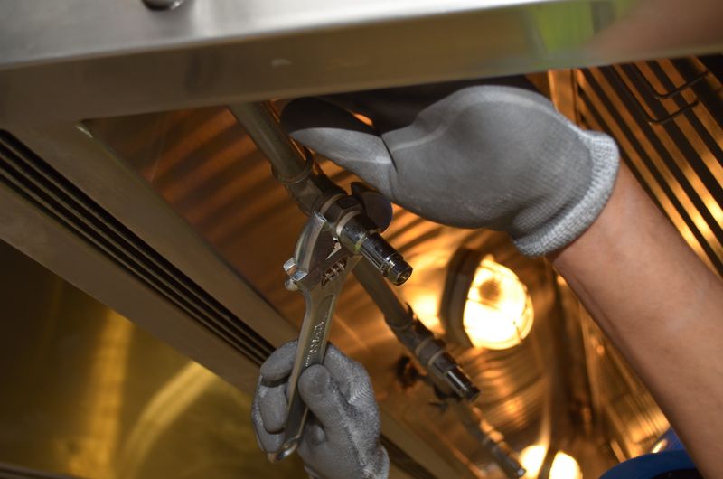 Plomero reparando fregaadero en cocina residencial