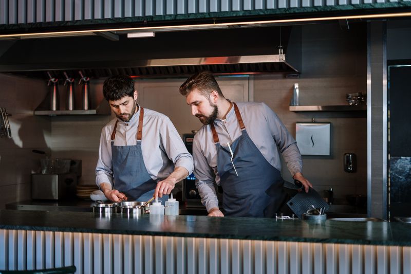 Cocina comercial de restaurante en plena operación