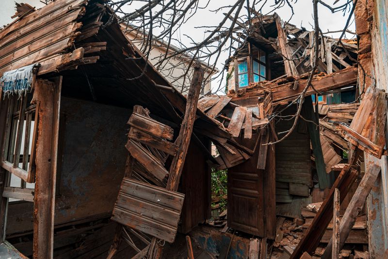 Grietas en muro de concreto tras un terremoto